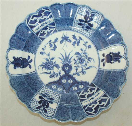 A Caughley powder blue scalloped plate, c.1780, 22cm